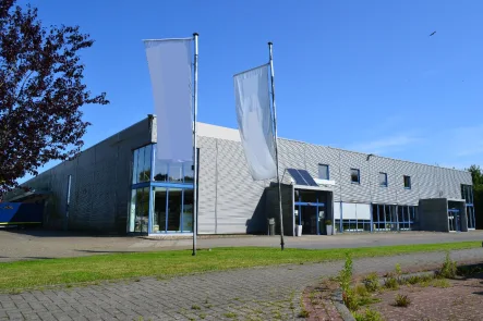  - Büro/Praxis mieten in Wilhelmshaven - Ausstellungsfläche ca. 1.650 m² für Fachmarkt mit Lager ca. 800 m² in 26382 Wilhelmshaven zu verm.