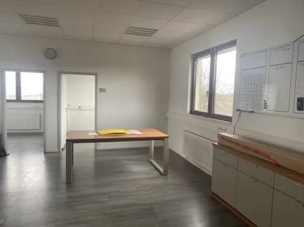  - Büro/Praxis mieten in Andernach - Büroetage, ca. 83 m², mit 4 Büroräumen, Teeküche, direkt an der B9 in 56626 Andernach zu vermieten