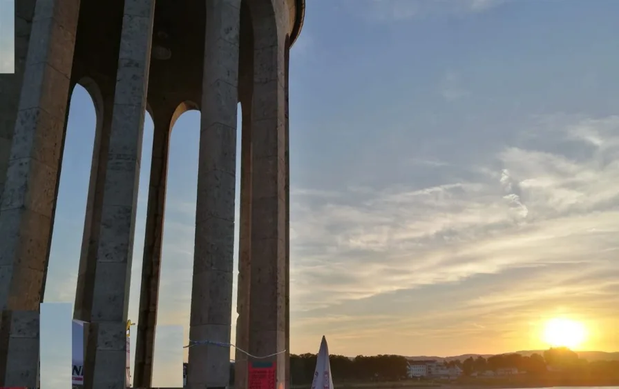 Der Pegelturm wenige Schritte entfernt