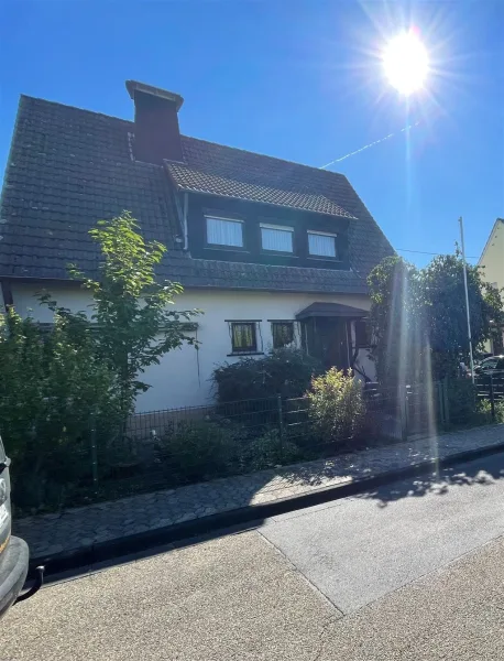 Ansicht - Haus kaufen in Neuwied - *** Freistehendes Einfamilienhaus mit großzügigem Garten ***