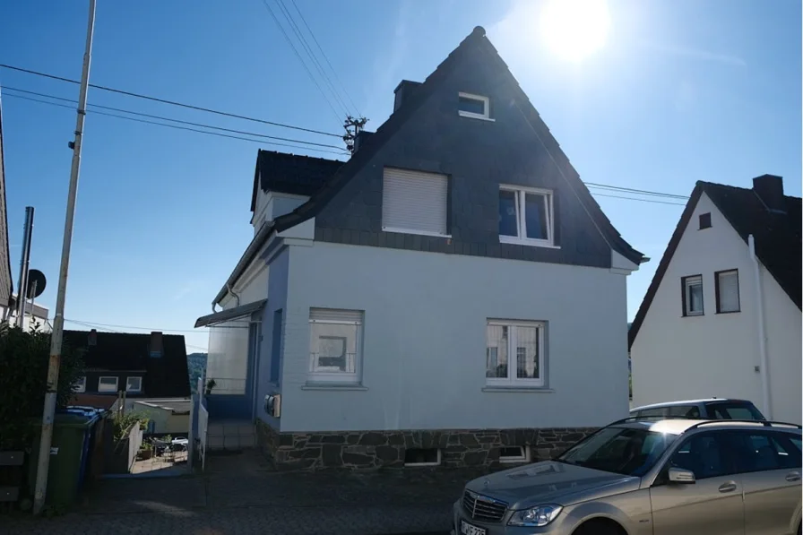 Strassenansicht1 - Haus kaufen in Melsbach - Zweifamilienhaus in Melsbach zu verkaufen.