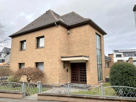 Eingangsansicht - Haus kaufen in Bornheim - Ruhig gelegenes 1-2 Familienhaus im Zentrum von Bornheim