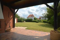 Blick von der Terrasse in den Garten