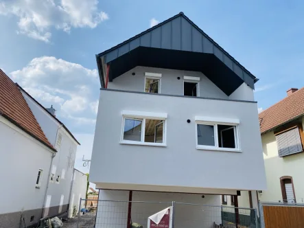 Hausansicht - Wohnung mieten in Rülzheim - 3Z-DG-Wohnung mit Feldblick im zukunftsfähigen Neubau