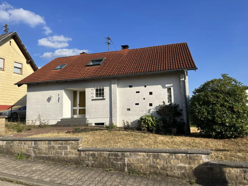 Bild1 - Haus kaufen in Bexbach - freistehendes Einfamilienhaus mit schönem Garten in Bexbach-Frankenholz