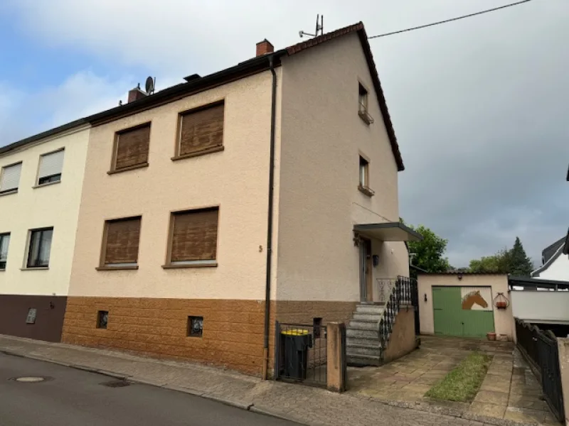 Hausansicht - Haus kaufen in Saarbrücken-Dudweiler - klassisches Einfamilienhaus in ruhiger Lage