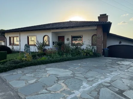 Hausansicht - Haus kaufen in Püttlingen-Köllerbach - Bungalow in schöner Ortsrandlage