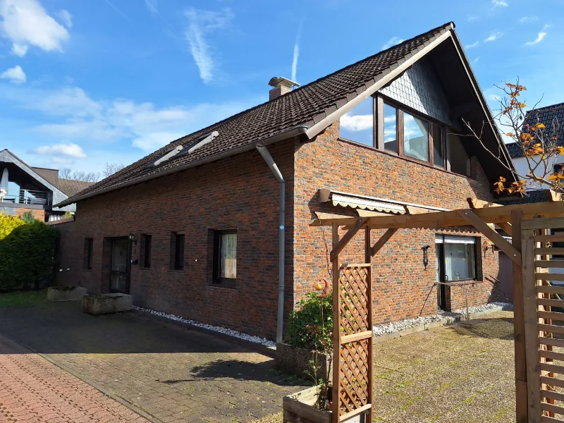 Außenansicht - Grundstück kaufen in Lohmar - Zweifamilienhaus Mit Zusätzlichem Baugrundstück