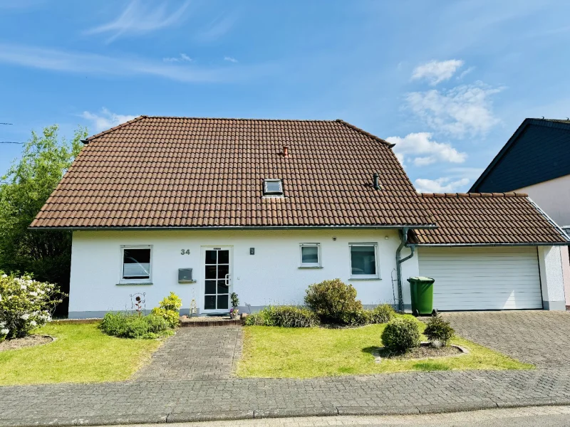 Straßenansicht - Haus kaufen in Breitscheid - Freistehendes Einfamilienhaus in Breitscheid-Hochscheid