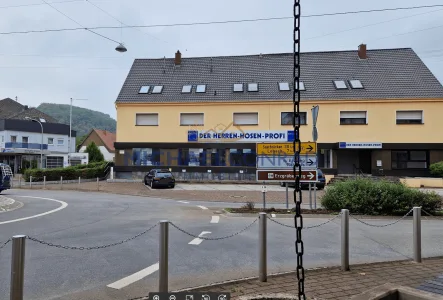  - Laden/Einzelhandel mieten in Schmelz  - 1A Top Lage! Ladenfläche an stark befahrenem Kreisverkehr