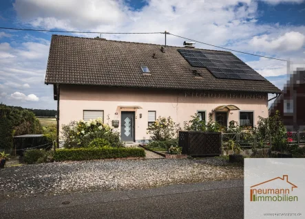 Straßenansicht - Haus kaufen in Breitscheid - Doppelhaushälfte mit guter Aufteilung und familienfreundlichem Grundstück in idyllischer Lage