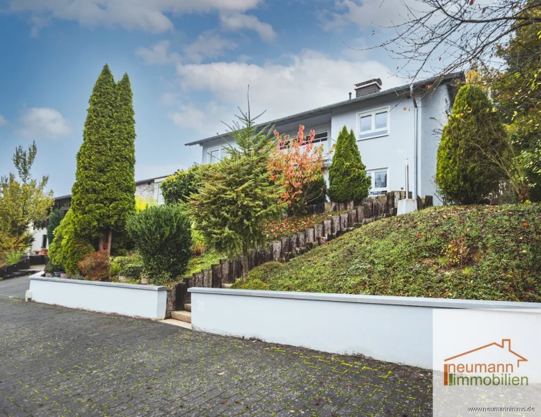 Straßenansicht rechts - Haus kaufen in Roßbach - Reifert - Modernisiertes Einfamilienhaus in ruhiger Lage mit riesiger Garage und Lagermöglichkeiten!