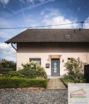 Haushälfte - Haus kaufen in Breitscheid - Doppelhaushälfte mit guter Aufteilung und familienfreundlichem Grundstück in idyllischer Lage