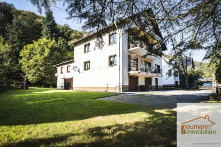 Titelbild - Haus kaufen in Waldbreitbach - Attraktive Immobilie in begehrter Wohnlage: Eigennutzung mit Rendite und großzügigem Grundstück