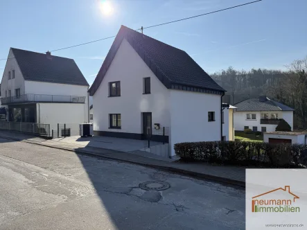 Straßenansicht - Haus mieten in Oberlahr - Erstbezug nach Kernsanierung- Einfamilienhaus mit Garten in Oberlahr