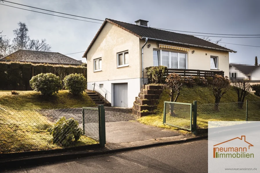 Außenansicht Einfahrt - Haus kaufen in Breitscheid - Charmantes Einfamilienhaus in Breitscheid – Dein neues Zuhause wartet!