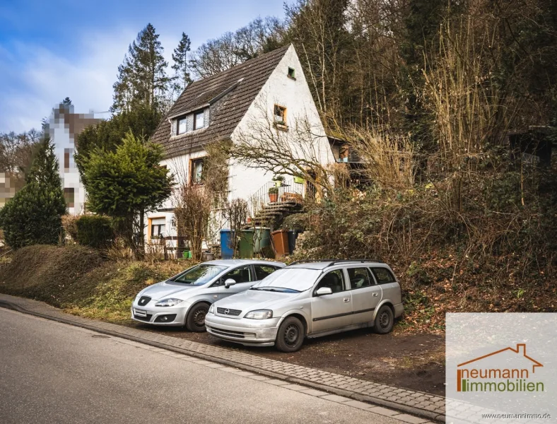 Außen mit Parkplatz.