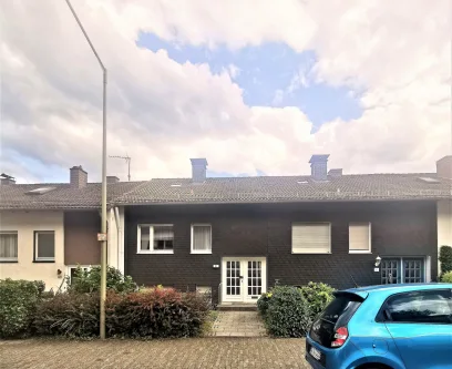 Straßenansicht - Wohnung kaufen in Siegen - Eine TOP Alternative zur Eigentumswohnung! Reihenhaus in der Dreisbach mit zusätzl. 2 Garagen