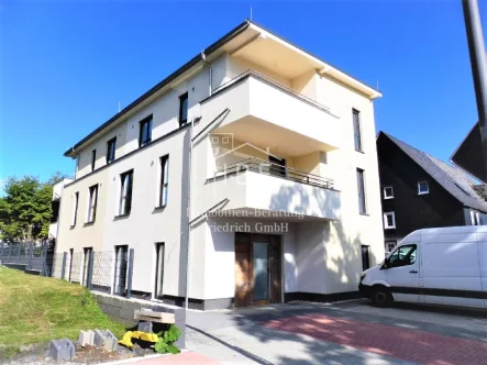 Ansicht - Wohnung kaufen in Kreuztal - Zentral wohnen in Kreuztal- Ferndorf - Neubau - Eigentumswohnung 2. OG