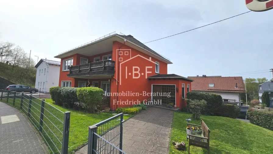 Ansicht - Haus kaufen in Wilnsdorf / Niederdielfen - Zweifamilienhaus in zentraler Lage in Niederdielfen
