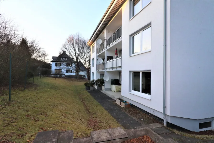 Rückansicht - Wohnung mieten in Siegen - Geräumige Wohnung mit Loggia und Gartennutzung in Siegen-Seelbach!