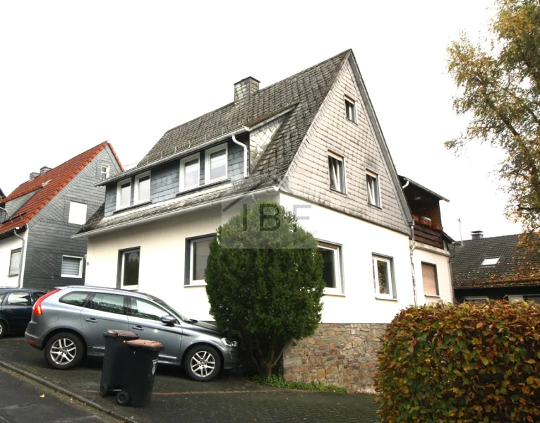 Vorderansicht - Haus kaufen in Siegen - Zweifamilienhaus mit Appartement in Siegen-Dreisbach