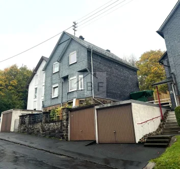 Außenansicht vorne - Haus kaufen in Siegen / Weidenau - Renovierungsbedürftiges Ein-/Zweifamilienhaus in beliebter Lage mit großzügigem Garten