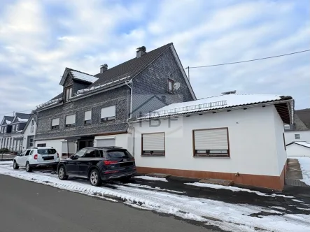 Vorderansicht - Haus kaufen in Netphen - Zweifamilienhaus in Netphen-Hainchen mit vielseitigen Nutzungsmöglichkeiten!