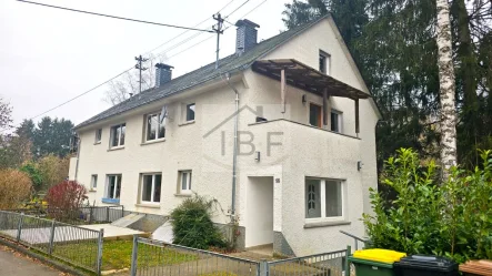 Außenansicht - Haus kaufen in Burbach - Attraktives Doppelhaus – Ideal für Familien oder Kapitalanleger!