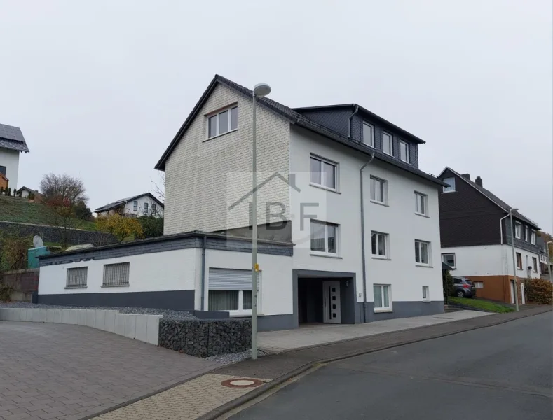 Strassensicht - Haus kaufen in Netphen / Salchendorf - Modernisiertes Wohn- und Geschäftshaus in Netphen-Salchendorf