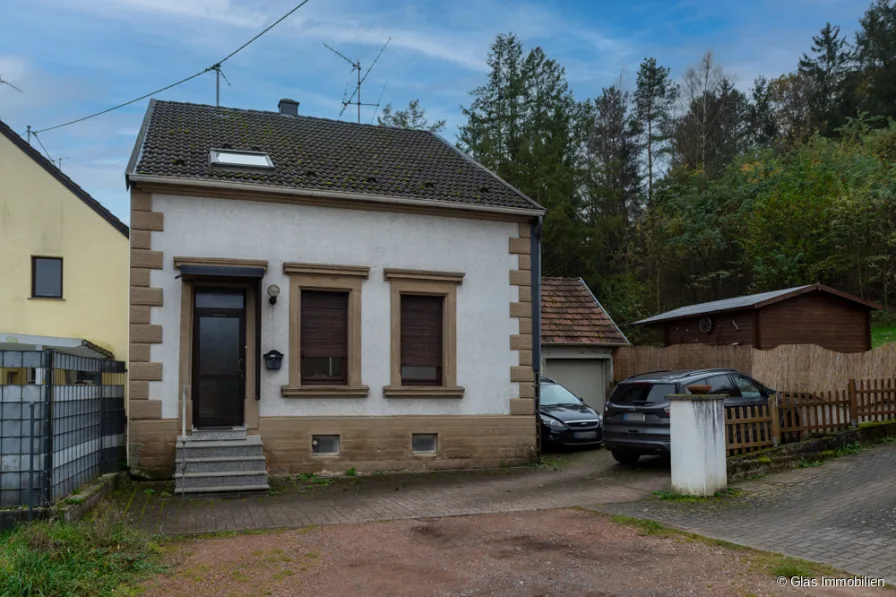 Freistehendes Einfamilienhaus mit Garage