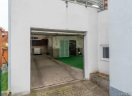 Einfahrt Garage und überdachter Nutzraum