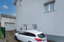 Eingang und Zufahrt zur Garage