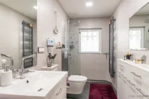 Modernes Badezimmer mit bodengleicher Dusche