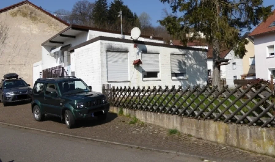 Außenansicht (1) - Haus kaufen in Beckingen / Erbringen - *** 2 Fam. Haus mit Garten und Garage***