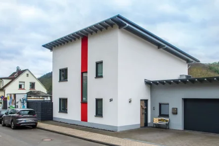 1_Strassenansicht - Haus kaufen in Bad Ems - Elegantes Wohnhaus mit Blick über Bad Ems, zentrumsnah, voll möbliert