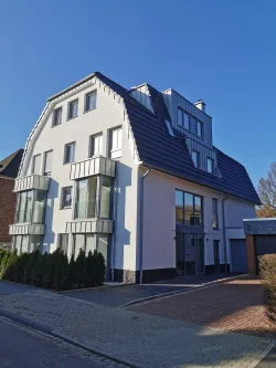 Hausansicht - Wohnung kaufen in Moers - Exklusivpaket Erdgeschosswohnung mit Garten + Souterrain am Schlosspark