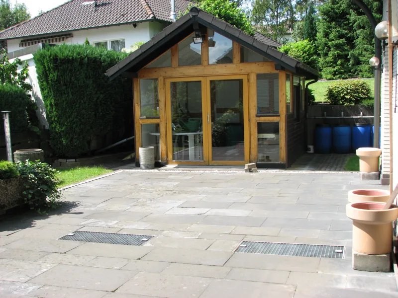 Terrasse mit Gartenhaus