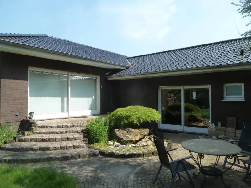 Südwestansicht - Haus kaufen in Cloppenburg - Geräumiger Bungalow in zentraler Lage nahe Fritz-Reuter-Straße