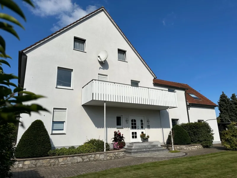 Balkon mit Morgensonne - Haus kaufen in Borgholzhausen - Ideales Mehrgenerationenhaus m. 2 gr. + 2 kl. Wohnungen + 3 Gärten o. doch klassische Kapitalanlage?