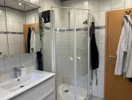 ... natürlich mit separater Dusche