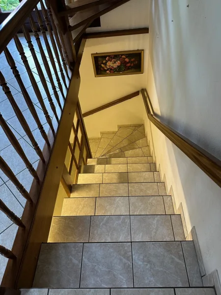 Massive Kellertreppe