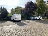 Parken gegenüber an der Straße