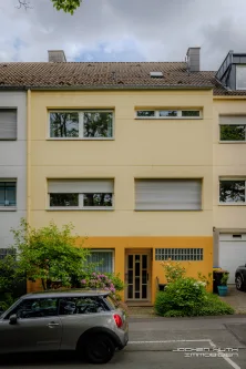 Frontansicht - Haus kaufen in Wuppertal - Geräumiges, komfortables Reihenhaus zwischen Toelleturm  und Lichtscheid