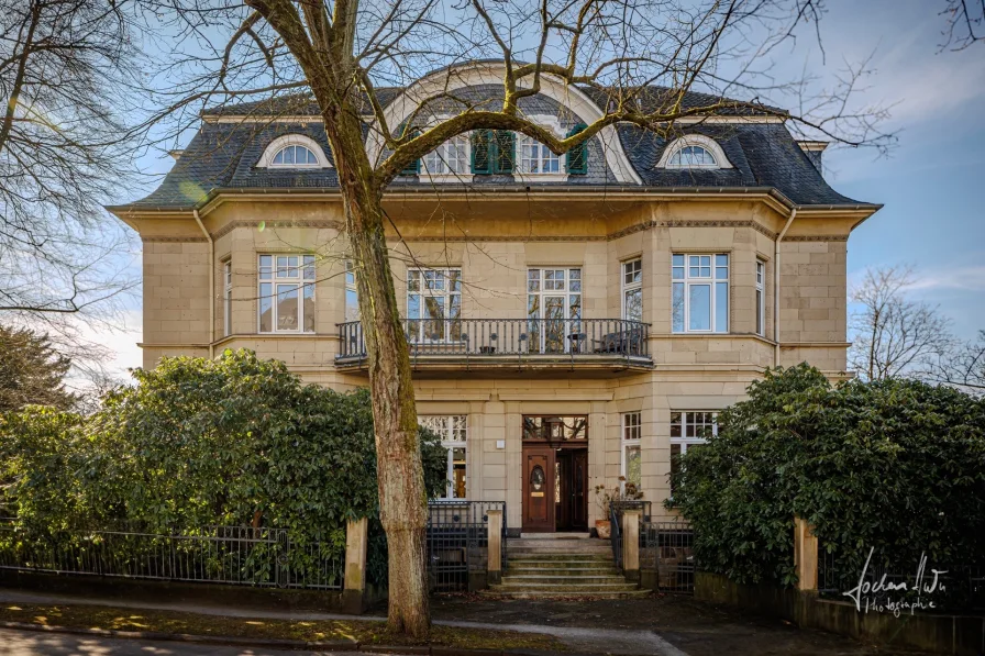 Strassenfront - Wohnung kaufen in Wuppertal - Beletage in herrschaftlicher Jugendstil-Villa und nobelster Lage des Wuppertaler Zoo-Viertels