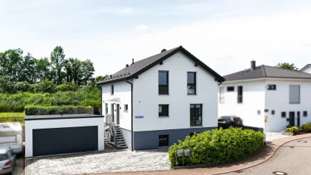 Straßenansicht - Haus kaufen in Zaisenhausen - Neuwertiges Einfamilienhaus mit Einliegerwohnung: funktional, ästhetisch und Innovation vereint