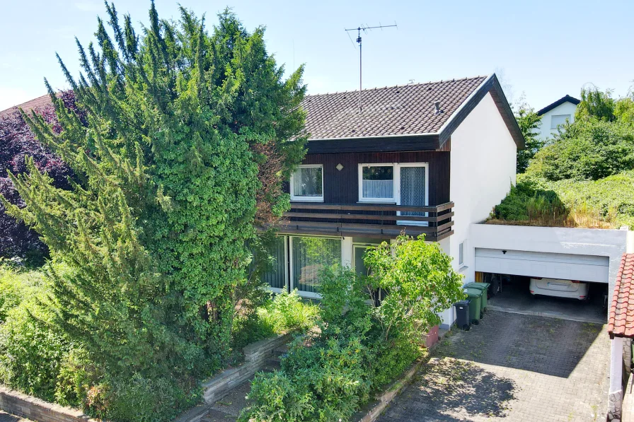 Straßenansicht - Haus kaufen in Oberderdingen - Lichtdurchflutetes Einfamilienhaus mit großzügigem Garten in ruhiger und zentraler Lage