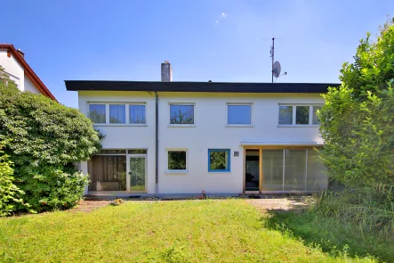 Hausrückseite - Haus kaufen in Oberderdingen - Lichtdurchflutetes Einfamilienhaus mit großzügigem Garten in ruhiger und zentraler Lage