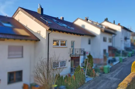 Hausansicht - Haus kaufen in Niefern-Öschelbronn / Öschelbronn - Attraktives Reihenmittelhaus mit zwei Wohnungen und wohnlich ausgebautem Keller