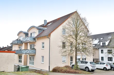 Hausansicht - Wohnung kaufen in Oberderdingen - Gemütliche Dachgeschosswohnung mit Duplexstellplatz als Kapitalanlage